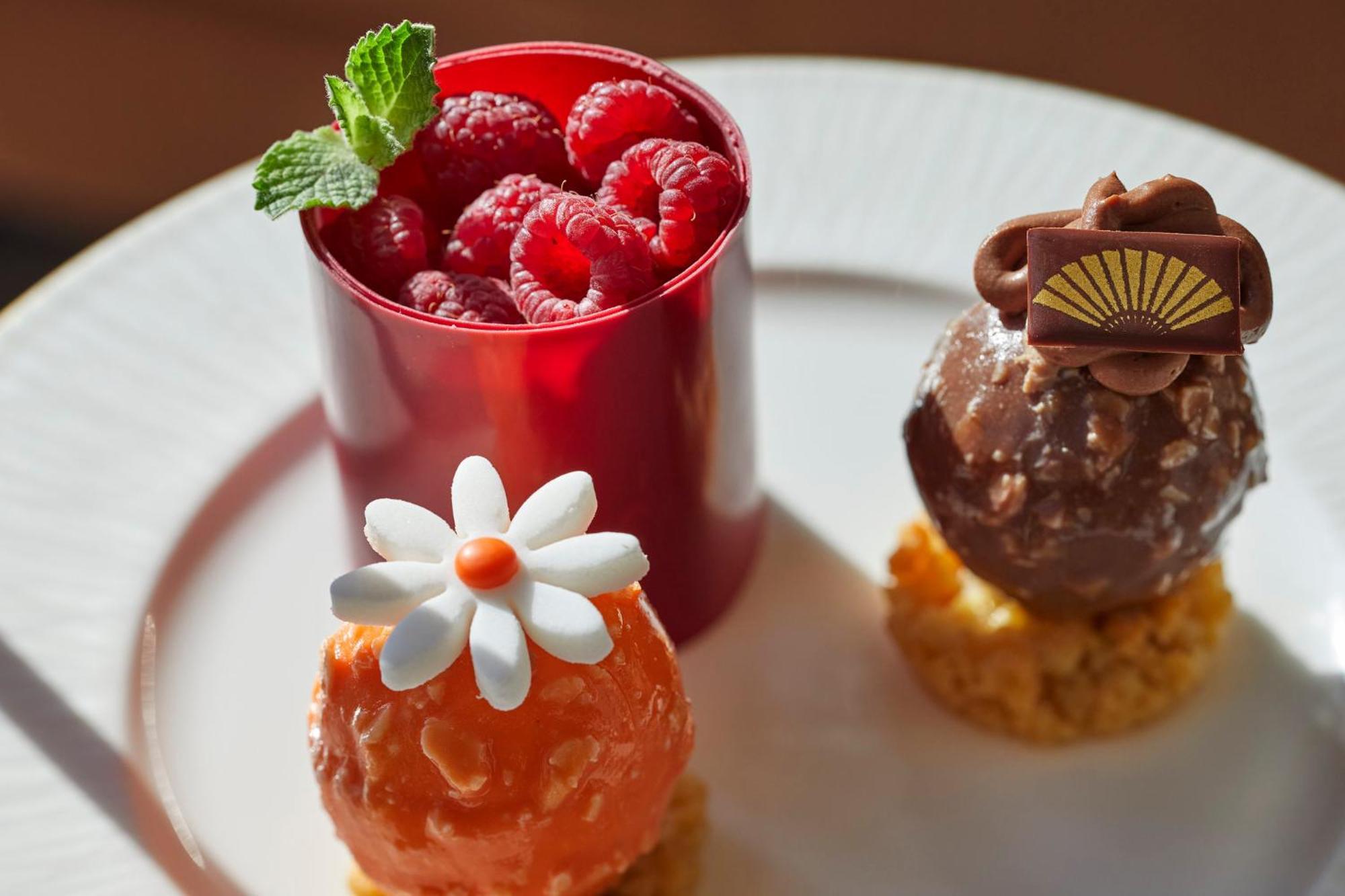 Mandarin Oriental, Santiago Hotel Екстериор снимка A selection of petits fours